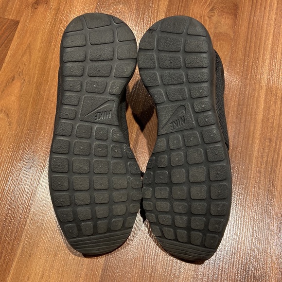 Women’s Nike Roche - Picture 3 of 5